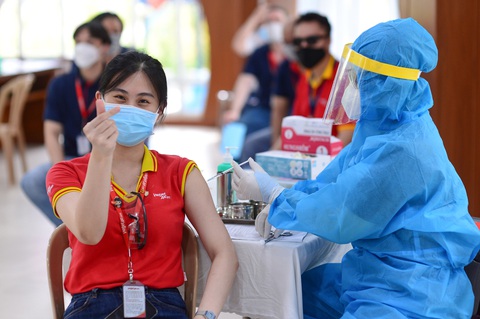 Nên cho người tiêm 2 mũi vắc xin đi làm, buôn bán trở lại? - Ảnh 1. Nên cho người tiêm 2 mũi vắc xin đi làm, buôn bán trở lại? - Ảnh 1.