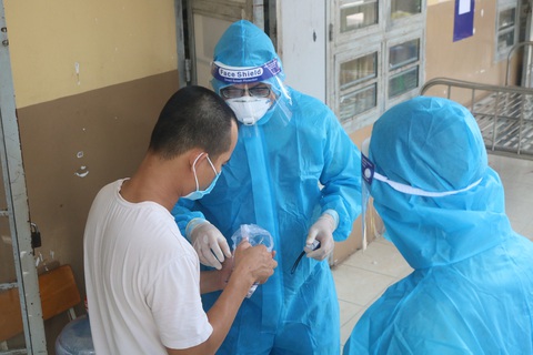 TP.HCM: Phê bình nghiêm khắc những quận, huyện chậm phát túi thuốc cho F0 - Ảnh 1. TP.HCM: Phê bình nghiêm khắc những quận, huyện chậm phát túi thuốc cho F0 - Ảnh 1.