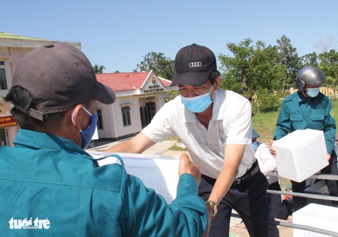 Trên những chuyến xe tình nghĩa vào Nam - Ảnh 1. Trên những chuyến xe tình nghĩa vào Nam - Ảnh 1.