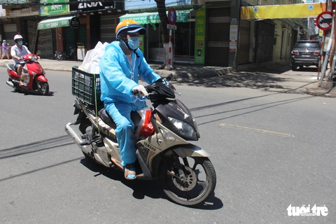 Ngày bình thường mới đầu tiên, quán xá vùng xanh Đà Nẵng chưa mặn mà mở bán - Ảnh 1. Ngày bình thường mới đầu tiên, quán xá vùng xanh Đà Nẵng chưa mặn mà mở bán - Ảnh 1.