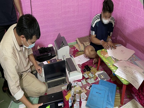 Quảng Nam triệt phá đường dây mua bán, làm giả bằng cấp, giấy tờ - Ảnh 3. Quảng Nam triệt phá đường dây mua bán, làm giả bằng cấp, giấy tờ - Ảnh 3.