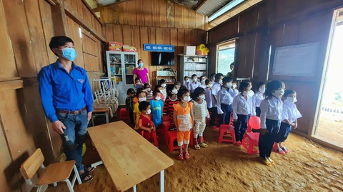 Lễ khai giảng đặc biệt trên rẻo cao với tô mì Quảng cô giáo nấu thết đãi học trò - Ảnh 2. Lễ khai giảng đặc biệt trên rẻo cao với tô mì Quảng cô giáo nấu thết đãi học trò - Ảnh 2.