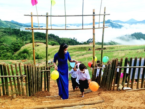 Lễ khai giảng đặc biệt trên rẻo cao với tô mì Quảng cô giáo nấu thết đãi học trò - Ảnh 1. Lễ khai giảng đặc biệt trên rẻo cao với tô mì Quảng cô giáo nấu thết đãi học trò - Ảnh 1.