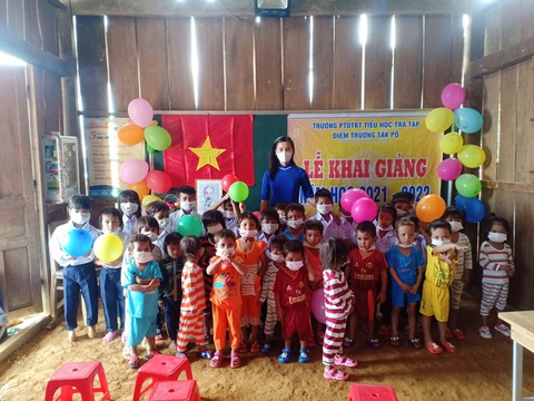 Lễ khai giảng đặc biệt trên rẻo cao với tô mì Quảng cô giáo nấu thết đãi học trò - Ảnh 6. Lễ khai giảng đặc biệt trên rẻo cao với tô mì Quảng cô giáo nấu thết đãi học trò - Ảnh 6.