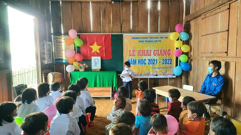 Lễ khai giảng đặc biệt trên rẻo cao với tô mì Quảng cô giáo nấu thết đãi học trò - Ảnh 5. Lễ khai giảng đặc biệt trên rẻo cao với tô mì Quảng cô giáo nấu thết đãi học trò - Ảnh 5.