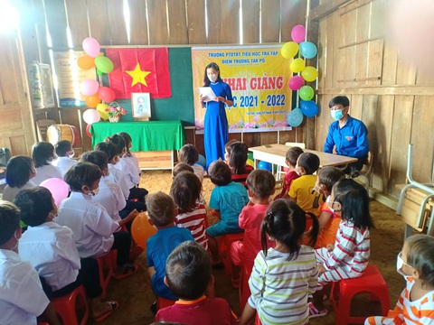 Lễ khai giảng đặc biệt trên rẻo cao với tô mì Quảng cô giáo nấu thết đãi học trò - Ảnh 3. Lễ khai giảng đặc biệt trên rẻo cao với tô mì Quảng cô giáo nấu thết đãi học trò - Ảnh 3.