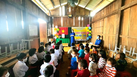 Lễ khai giảng đặc biệt trên rẻo cao với tô mì Quảng cô giáo nấu thết đãi học trò - Ảnh 7. Lễ khai giảng đặc biệt trên rẻo cao với tô mì Quảng cô giáo nấu thết đãi học trò - Ảnh 7.