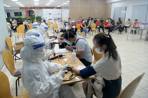 Nên cho người tiêm 2 mũi vắc xin đi làm, buôn bán trở lại? - Ảnh 4. Nên cho người tiêm 2 mũi vắc xin đi làm, buôn bán trở lại? - Ảnh 4.