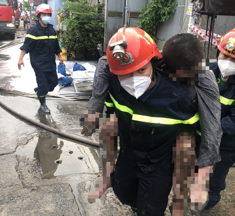 TP.HCM: Đốt giấy tờ gây cháy nhà làm 3 người mắc kẹt, 1 người chết - Ảnh 1. TP.HCM: Đốt giấy tờ gây cháy nhà làm 3 người mắc kẹt, 1 người chết - Ảnh 1.