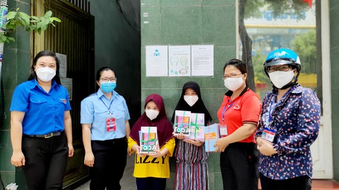 Học sinh khó khăn xúc động khi được tặng sách vở, máy tính bảng ngày khai giảng - Ảnh 1. Học sinh khó khăn xúc động khi được tặng sách vở, máy tính bảng ngày khai giảng - Ảnh 1.