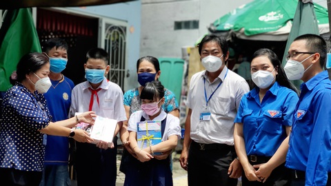 Học sinh khó khăn xúc động khi được tặng sách vở, máy tính bảng ngày khai giảng - Ảnh 3. Học sinh khó khăn xúc động khi được tặng sách vở, máy tính bảng ngày khai giảng - Ảnh 3.