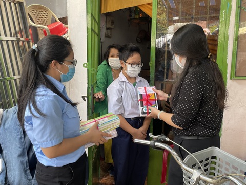 Học sinh khó khăn xúc động khi được tặng sách vở, máy tính bảng ngày khai giảng - Ảnh 2. Học sinh khó khăn xúc động khi được tặng sách vở, máy tính bảng ngày khai giảng - Ảnh 2.
