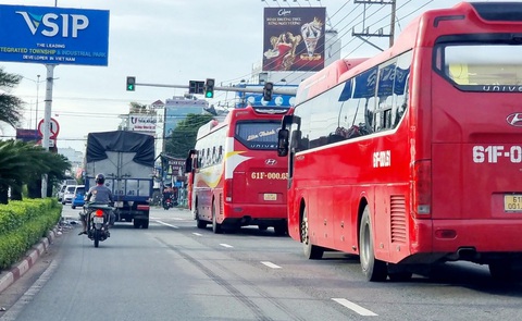 Dân Bình Dương vùng khóa chặt nhộn nhịp ra đường vì hiểu lầm nới lỏng - Ảnh 5. Dân Bình Dương vùng khóa chặt nhộn nhịp ra đường vì hiểu lầm nới lỏng - Ảnh 5.
