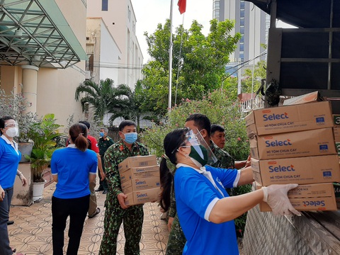 Chuyến xe San sẻ yêu thương của phụ nữ Cần Thơ tiếp sức Bình Dương - Ảnh 1. Chuyến xe San sẻ yêu thương của phụ nữ Cần Thơ tiếp sức Bình Dương - Ảnh 1.
