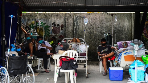 Philippines dỡ bỏ lệnh ở yên trong nhà dù ghi nhận hơn 20.000 ca/ngày - Ảnh 1. Philippines dỡ bỏ lệnh ở yên trong nhà dù ghi nhận hơn 20.000 ca/ngày - Ảnh 1.