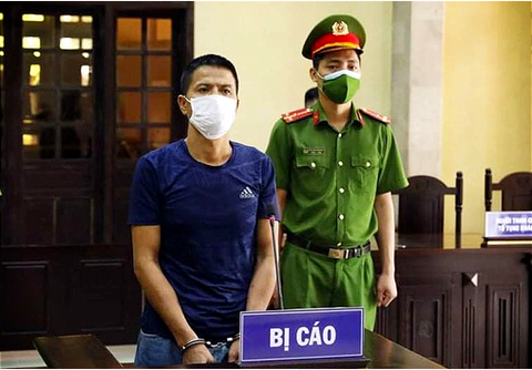Bóp cổ công an tại chốt kiểm dịch, lĩnh án 33 tháng tù - Ảnh 1. Bóp cổ công an tại chốt kiểm dịch, lĩnh án 33 tháng tù - Ảnh 1.