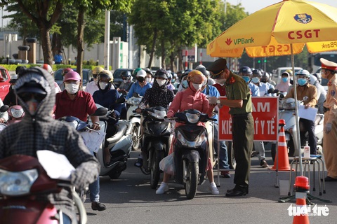 Hà Nội ngày đầu phân vùng chống dịch: Chưa áp dụng giấy đi đường mới, vẫn bị ùn ứ - Ảnh 15. Hà Nội ngày đầu phân vùng chống dịch: Chưa áp dụng giấy đi đường mới, vẫn bị ùn ứ - Ảnh 15.
