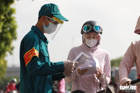 Hà Nội ngày đầu phân vùng chống dịch: Chưa áp dụng giấy đi đường mới, vẫn bị ùn ứ - Ảnh 16. Hà Nội ngày đầu phân vùng chống dịch: Chưa áp dụng giấy đi đường mới, vẫn bị ùn ứ - Ảnh 16.