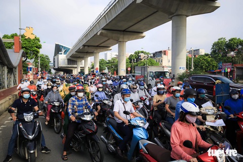 Hà Nội ngày đầu phân vùng chống dịch: Chưa áp dụng giấy đi đường mới, vẫn bị ùn ứ - Ảnh 5. Hà Nội ngày đầu phân vùng chống dịch: Chưa áp dụng giấy đi đường mới, vẫn bị ùn ứ - Ảnh 5.