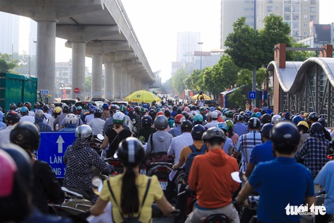 Hà Nội ngày đầu phân vùng chống dịch: Chưa áp dụng giấy đi đường mới, vẫn bị ùn ứ - Ảnh 7. Hà Nội ngày đầu phân vùng chống dịch: Chưa áp dụng giấy đi đường mới, vẫn bị ùn ứ - Ảnh 7.