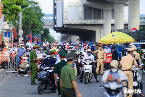 Hà Nội ngày đầu phân vùng chống dịch: Chưa áp dụng giấy đi đường mới, vẫn bị ùn ứ - Ảnh 8. Hà Nội ngày đầu phân vùng chống dịch: Chưa áp dụng giấy đi đường mới, vẫn bị ùn ứ - Ảnh 8.