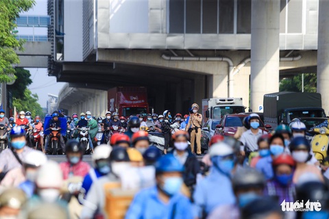 Hà Nội ngày đầu phân vùng chống dịch: Chưa áp dụng giấy đi đường mới, vẫn bị ùn ứ - Ảnh 9. Hà Nội ngày đầu phân vùng chống dịch: Chưa áp dụng giấy đi đường mới, vẫn bị ùn ứ - Ảnh 9.