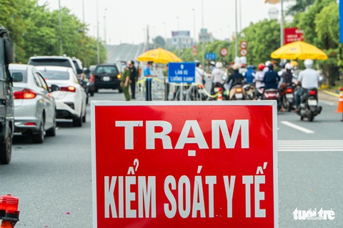 Hà Nội ngày đầu phân vùng chống dịch: Chưa áp dụng giấy đi đường mới, vẫn bị ùn ứ - Ảnh 2. Hà Nội ngày đầu phân vùng chống dịch: Chưa áp dụng giấy đi đường mới, vẫn bị ùn ứ - Ảnh 2.