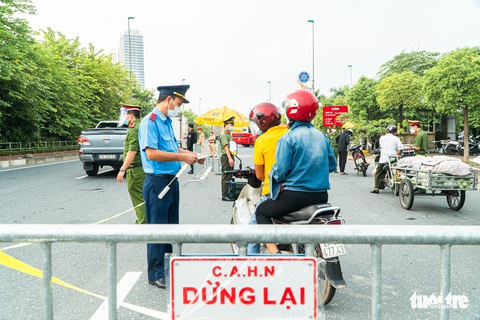 Hà Nội ngày đầu phân vùng chống dịch: Chưa áp dụng giấy đi đường mới, vẫn bị ùn ứ - Ảnh 11. Hà Nội ngày đầu phân vùng chống dịch: Chưa áp dụng giấy đi đường mới, vẫn bị ùn ứ - Ảnh 11.