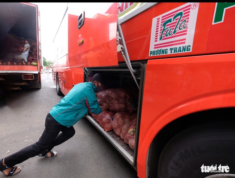 Tháo ghế, biến xe khách thành xe tải mang 1.000 tấn nông sản Đà Lạt tặng TP.HCM - Ảnh 4. Tháo ghế, biến xe khách thành xe tải mang 1.000 tấn nông sản Đà Lạt tặng TP.HCM - Ảnh 4.