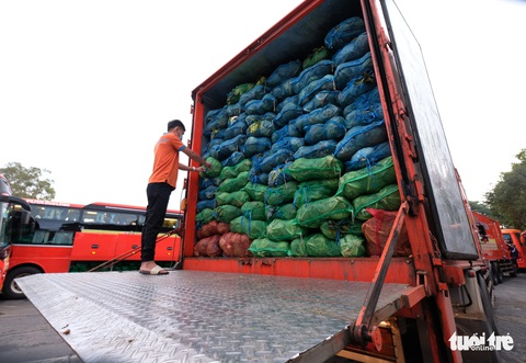 Tháo ghế, biến xe khách thành xe tải mang 1.000 tấn nông sản Đà Lạt tặng TP.HCM - Ảnh 5. Tháo ghế, biến xe khách thành xe tải mang 1.000 tấn nông sản Đà Lạt tặng TP.HCM - Ảnh 5.