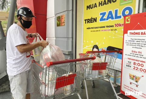 Người dân TP Vinh xếp hàng nhiều giờ chờ mua thực phẩm - Ảnh 8. Người dân TP Vinh xếp hàng nhiều giờ chờ mua thực phẩm - Ảnh 8.