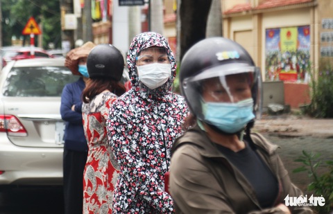 Người dân TP Vinh xếp hàng nhiều giờ chờ mua thực phẩm - Ảnh 1. Người dân TP Vinh xếp hàng nhiều giờ chờ mua thực phẩm - Ảnh 1.