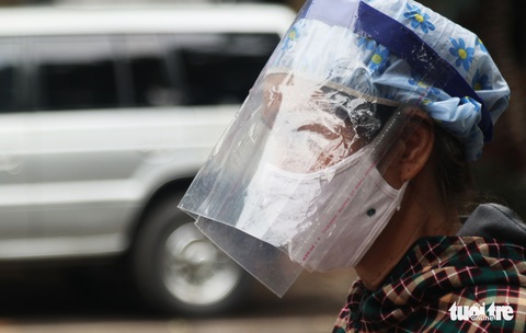 Người dân TP Vinh xếp hàng nhiều giờ chờ mua thực phẩm - Ảnh 4. Người dân TP Vinh xếp hàng nhiều giờ chờ mua thực phẩm - Ảnh 4.