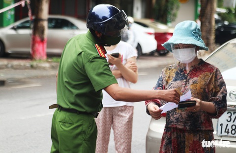 Người dân TP Vinh xếp hàng nhiều giờ chờ mua thực phẩm - Ảnh 3. Người dân TP Vinh xếp hàng nhiều giờ chờ mua thực phẩm - Ảnh 3.
