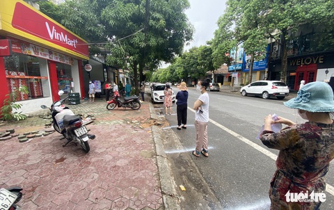 Người dân TP Vinh xếp hàng nhiều giờ chờ mua thực phẩm - Ảnh 6. Người dân TP Vinh xếp hàng nhiều giờ chờ mua thực phẩm - Ảnh 6.