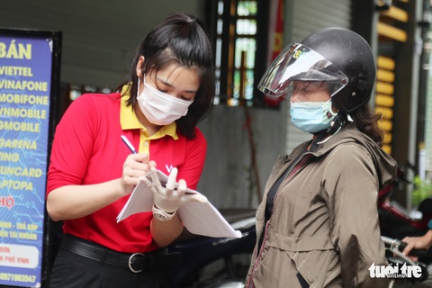 Người dân TP Vinh xếp hàng nhiều giờ chờ mua thực phẩm - Ảnh 7. Người dân TP Vinh xếp hàng nhiều giờ chờ mua thực phẩm - Ảnh 7.