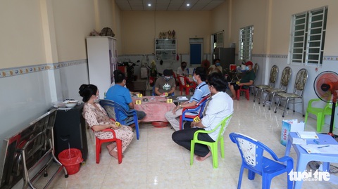 Khởi tố 6 người tụ tập đánh bài ăn tiền trong lúc đang giãn cách xã hội - Ảnh 1. Khởi tố 6 người tụ tập đánh bài ăn tiền trong lúc đang giãn cách xã hội - Ảnh 1.