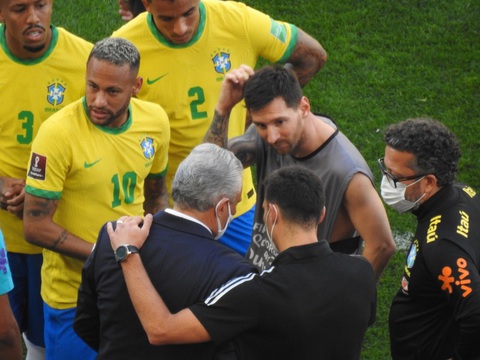 Đá 7 phút, Messi và cầu thủ Argentina ngừng thi đấu để phản đối cảnh sát Brazil - Ảnh 3. Đá 7 phút, Messi và cầu thủ Argentina ngừng thi đấu để phản đối cảnh sát Brazil - Ảnh 3.