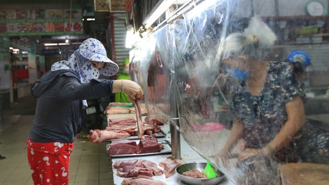 Lo bữa ăn cho vùng đỏ: Cần huy động tiểu thương - Ảnh 1. Lo bữa ăn cho vùng đỏ: Cần huy động tiểu thương - Ảnh 1.