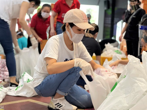 Từ Siêu thị 0 đồng, sao Việt tiếp thêm hy vọng cho người dân vùng tâm dịch - Ảnh 1. Từ Siêu thị 0 đồng, sao Việt tiếp thêm hy vọng cho người dân vùng tâm dịch - Ảnh 1.