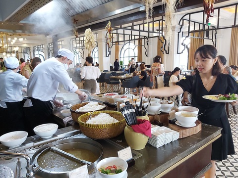 Nhà hàng, ẩm thực tìm cách lách qua cánh cửa hẹp trong dịch - Ảnh 1. Nhà hàng, ẩm thực tìm cách lách qua cánh cửa hẹp trong dịch - Ảnh 1.