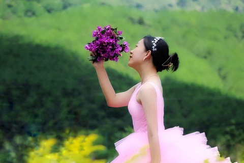Nghỉ dịch ở nhà, con gái may lại váy cưới của mẹ - Ảnh 4. Nghỉ dịch ở nhà, con gái may lại váy cưới của mẹ - Ảnh 4.