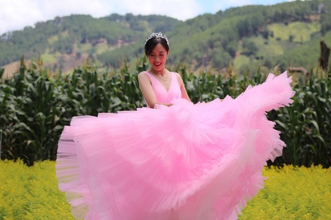 Nghỉ dịch ở nhà, con gái may lại váy cưới của mẹ - Ảnh 5. Nghỉ dịch ở nhà, con gái may lại váy cưới của mẹ - Ảnh 5.