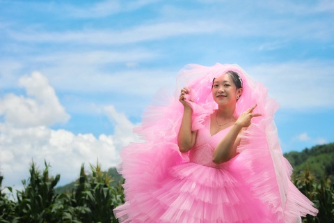 Nghỉ dịch ở nhà, con gái may lại váy cưới của mẹ - Ảnh 3. Nghỉ dịch ở nhà, con gái may lại váy cưới của mẹ - Ảnh 3.