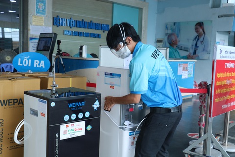 Trao máy lọc nước, tiếp lửa tinh thần cho các bệnh viện tuyến đầu - Ảnh 3. Trao máy lọc nước, tiếp lửa tinh thần cho các bệnh viện tuyến đầu - Ảnh 3.