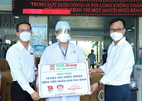 Trao máy lọc nước, tiếp lửa tinh thần cho các bệnh viện tuyến đầu - Ảnh 4. Trao máy lọc nước, tiếp lửa tinh thần cho các bệnh viện tuyến đầu - Ảnh 4.