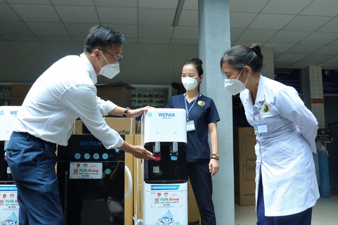 Trao máy lọc nước, tiếp lửa tinh thần cho các bệnh viện tuyến đầu - Ảnh 5. Trao máy lọc nước, tiếp lửa tinh thần cho các bệnh viện tuyến đầu - Ảnh 5.
