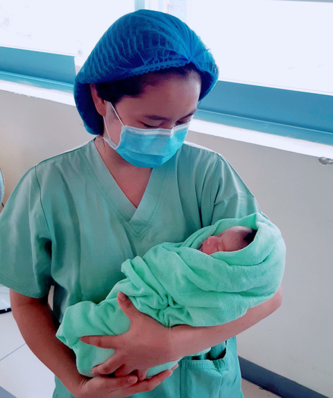 Cứu sống mẹ con sản phụ nguy kịch vì mắc COVID-19 - Ảnh 1. Cứu sống mẹ con sản phụ nguy kịch vì mắc COVID-19 - Ảnh 1.