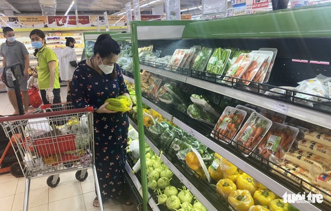 Siêu thị đầy ắp nhưng dân không mua được vì… khác phường - Ảnh 1. Siêu thị đầy ắp nhưng dân không mua được vì… khác phường - Ảnh 1.