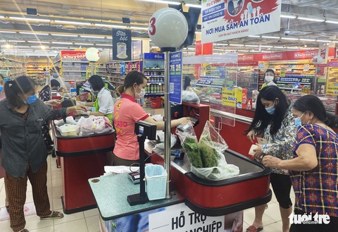 Siêu thị đầy ắp nhưng dân không mua được vì… khác phường - Ảnh 3. Siêu thị đầy ắp nhưng dân không mua được vì… khác phường - Ảnh 3.